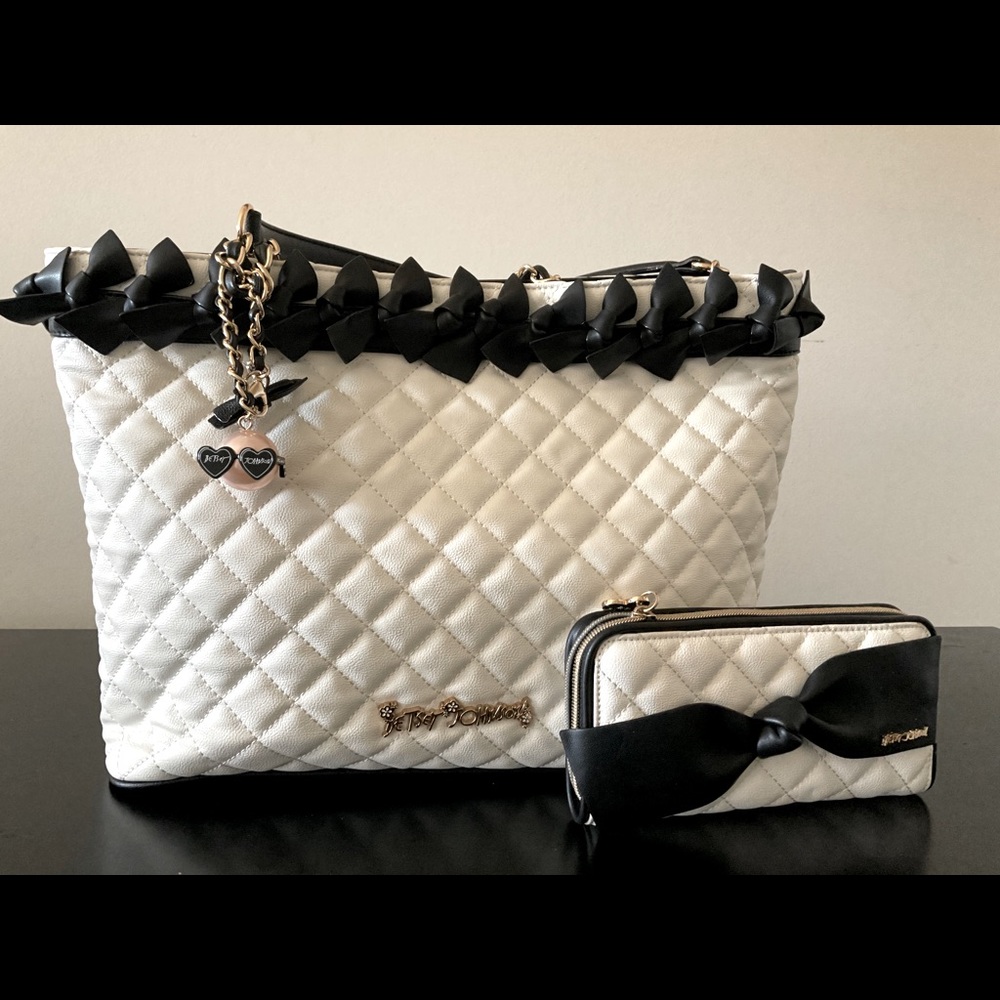Brooch Knit Tote Bag